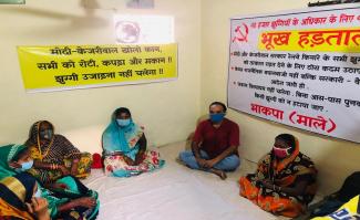 झुग्गिवासियों को उजाड़ने के सुप्रीम कोर्ट के हालिया आदेश के खिलाफ  दिल्ली के वजीरपुर में चेतावनी भूख हड़ताल